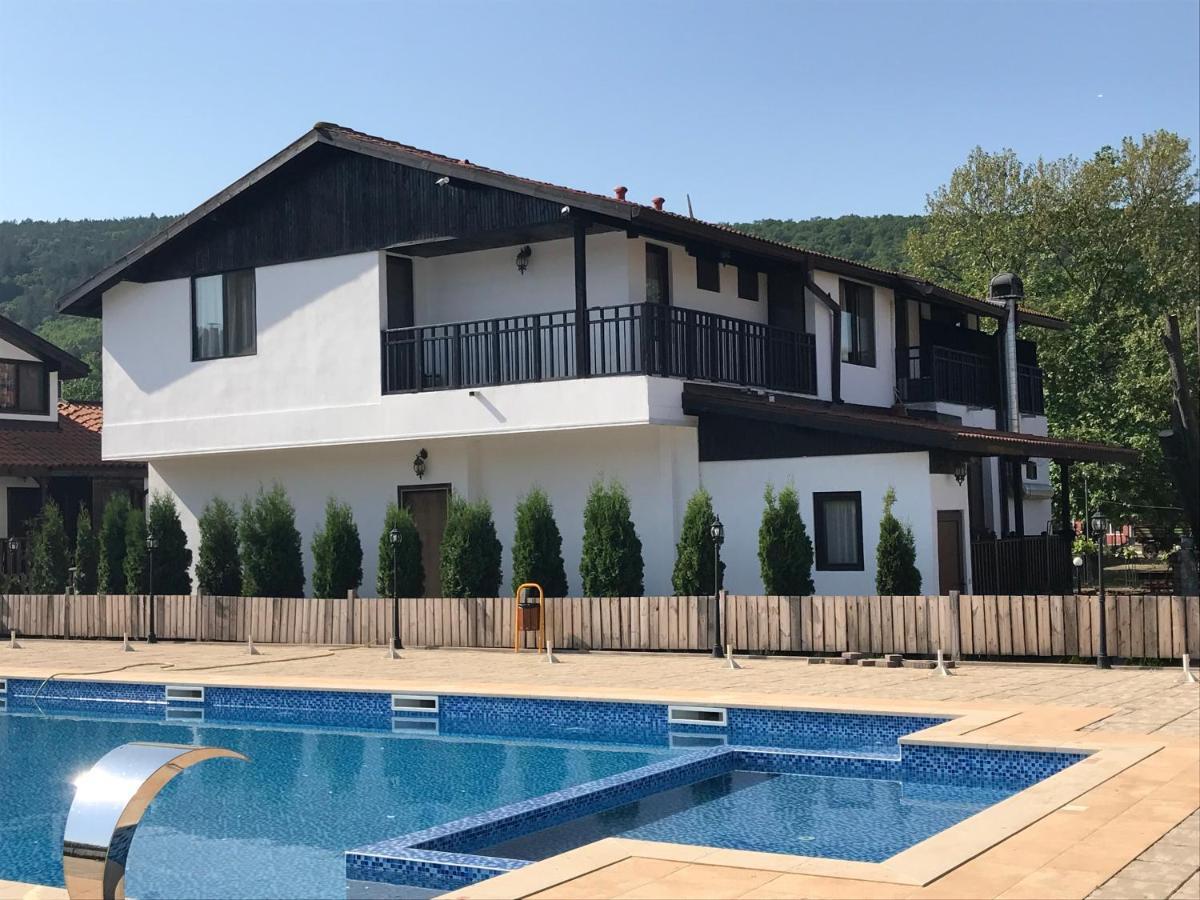 Guest House Bukor Shtepi Mandrica Exteriér fotografie